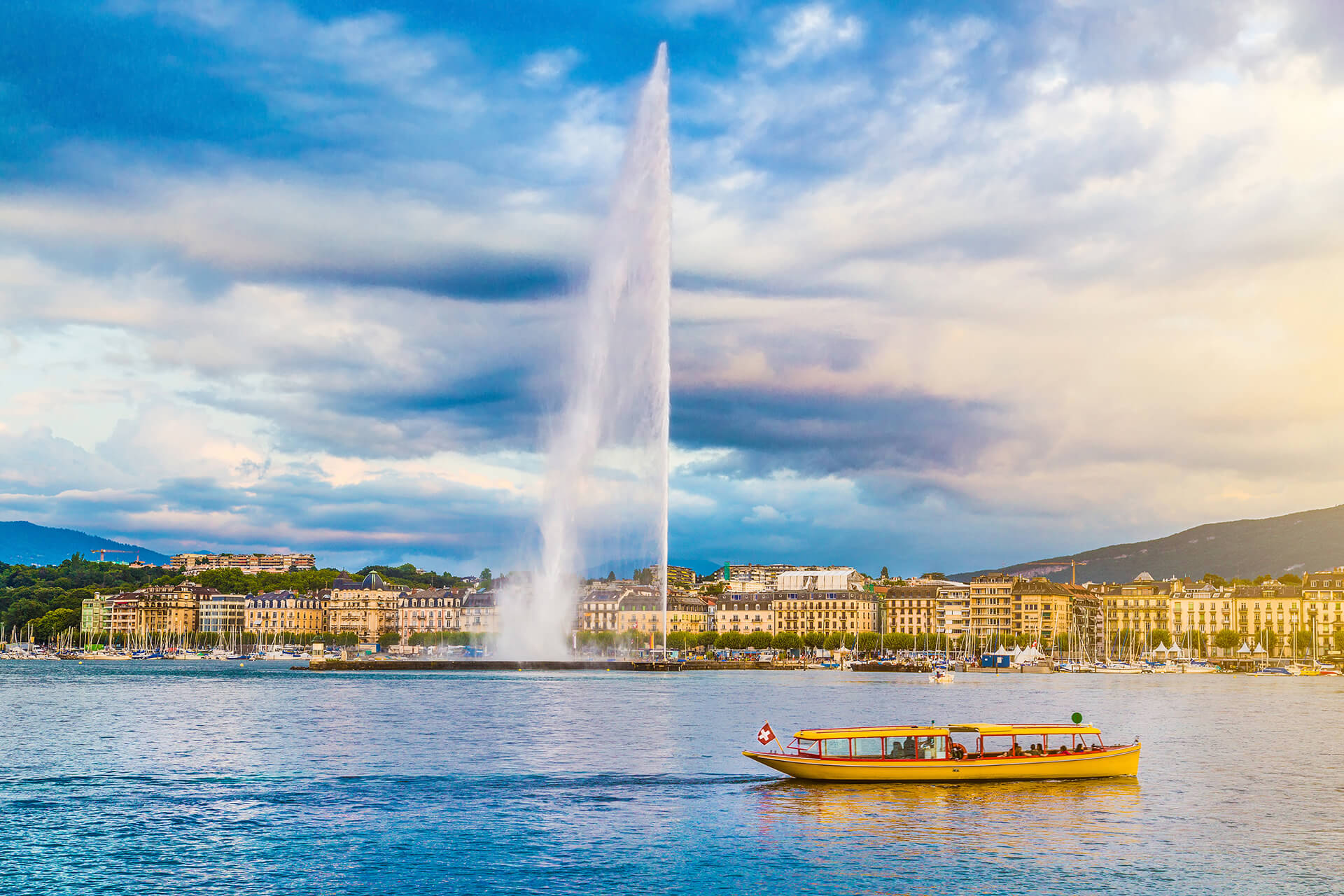 Panoramic view of Geneva skyline with famous Jet d'Eau fountain